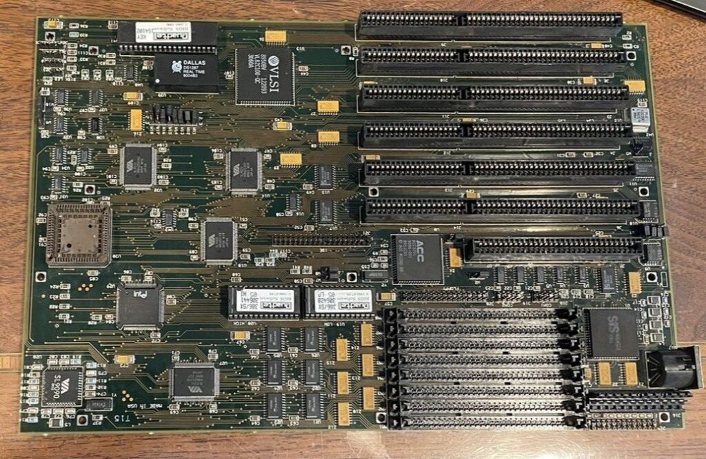 Motherboard progettata per i computer basati sui processori Intel 80386SX, un tipo di CPU popolare negli anni '80 e all'inizio degli anni '90.