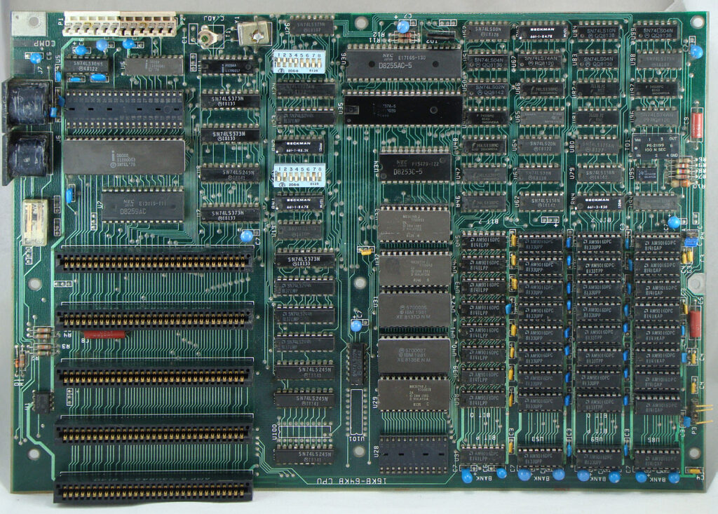 La prima vera motherboard come entità unica è spesso attribuita all'IBM Personal Computer rilasciato nel 1981.