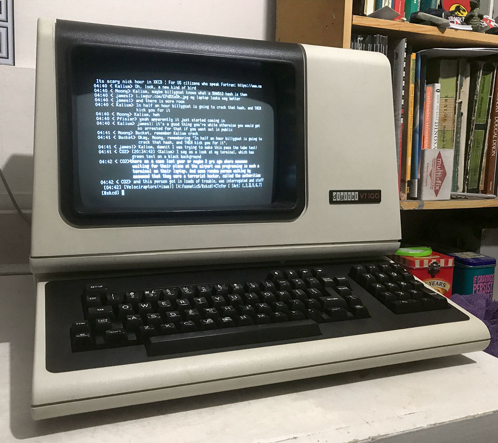 Immagine del DEC VT100, uno dei primi terminali per computer che erano dei display CRT con tastiere integrate utilizzati per interagire con i computer centrali.